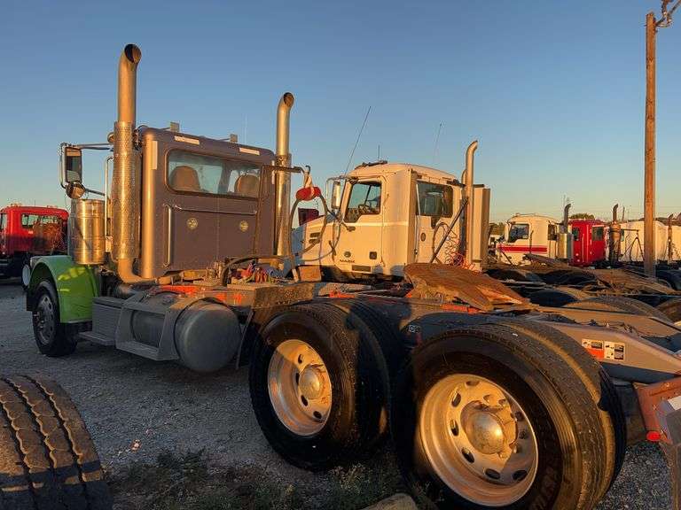 2015 Peterbilt 389 showing 53,258 mi, 8,978 hrs- runs