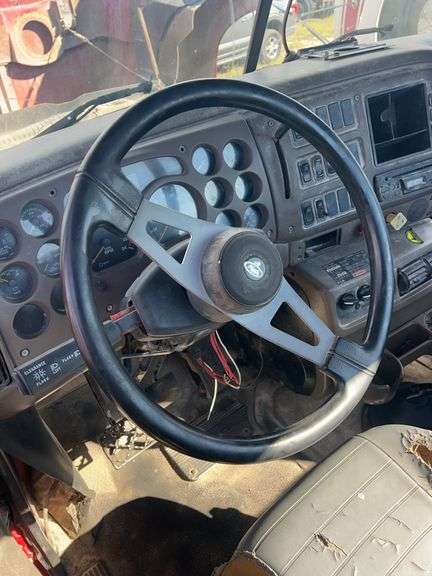 2007 Mack CHN613 showing 57,568 mi, 15,558 hrs - runs