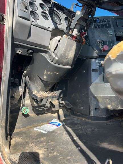 2008 Mack CHU613 showing 75,752 mi, 10,208 hrs- runs