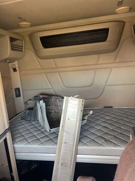 2015 Peterbilt 579 showing 465,411 mi, 24,008 hrs- runs