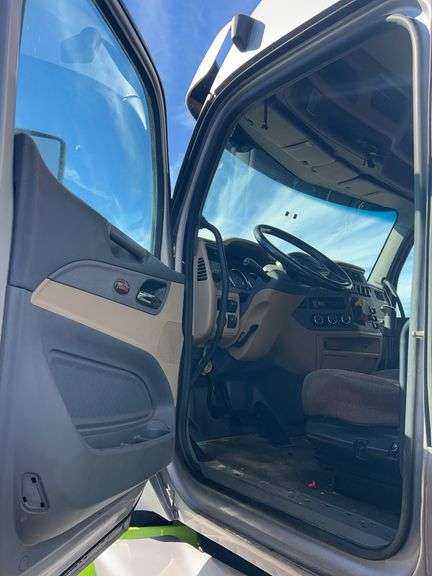 2015 Peterbilt 579 showing 453,390 mi, 22,671 hrs - runs