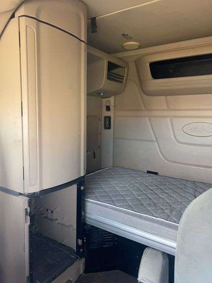 2015 Peterbilt 579 507,402 mi, hrs unknown- doesn't run