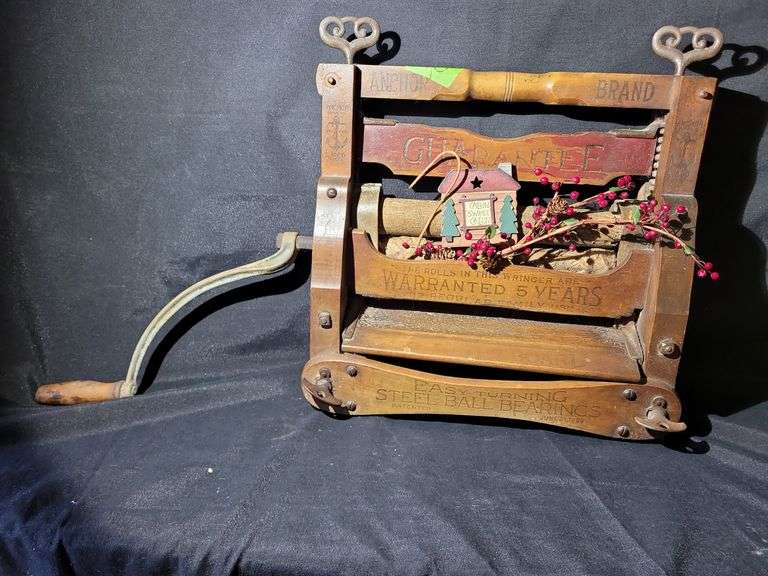 DECORATIVE VINTAGE WRINGER