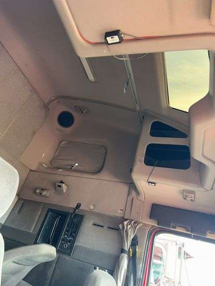 2003 Volvo showing 862,463 & 82,463 mi, 3,909 hrs - doesn't run