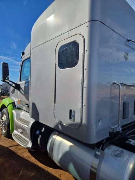 2015 Peterbilt 579 showing 453,390 mi, 22,671 hrs - runs