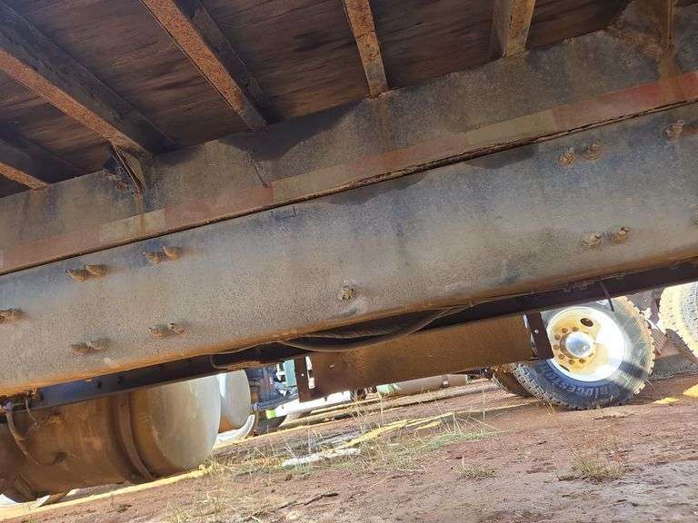 2010 Volvo VN showing 175,079 mi, hrs unknown - doesn't run