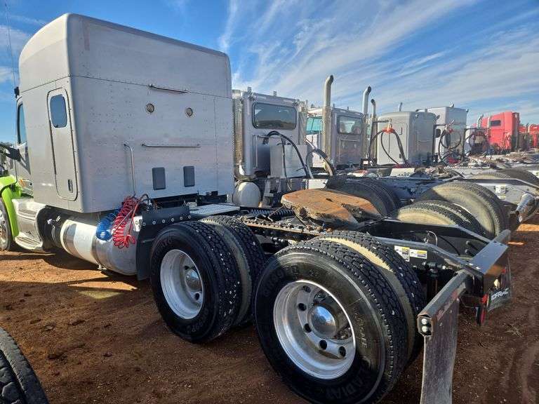 2015 Peterbilt 579 showing 416,100 mi, 22,250 hrs - runs