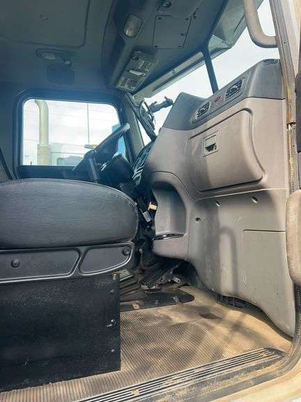 2013 Peterbilt 367 showing 63,847 mi, 9,758 hrs -
