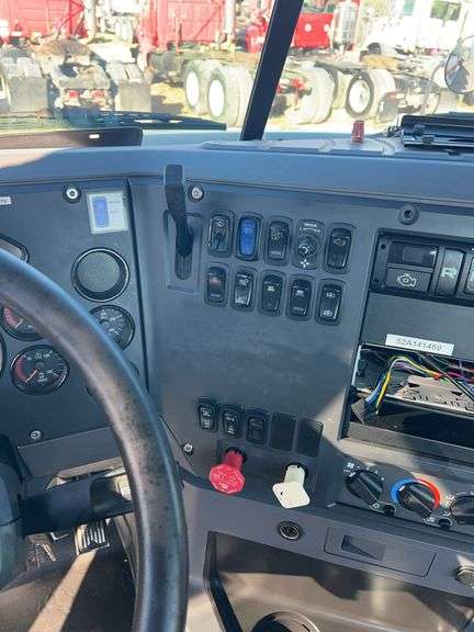 2014 Mack CXU613 showing 501,255 mi, hrs unknown- runs