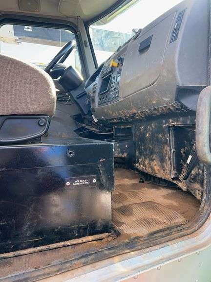 2018 Peterbilt PB348 showing 35,437 mi, 6,164 hrs - runs