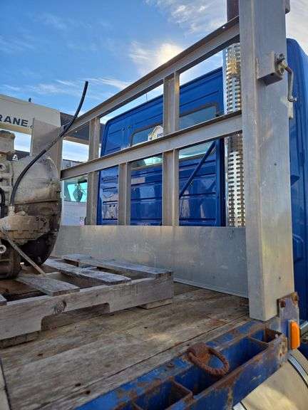 2010 Volvo VN showing 175,079 mi, hrs unknown - doesn't run