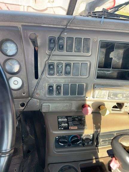 2007 Mack CHN613 showing 55,977 mi, 15,504 hrs- doesn't run