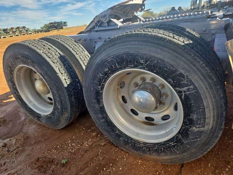 2015 Peterbilt 389 showing 20,400 mi, hrs unknown - doesn't run