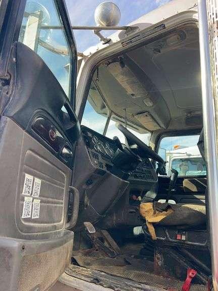 2012 Peterbilt 388 showing 48,817 mi, 9,224 hrs - runs