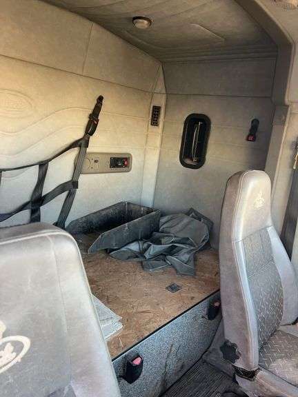 2008 Mack CHU613 showing 566,424 mi, 15,328 hrs- runs