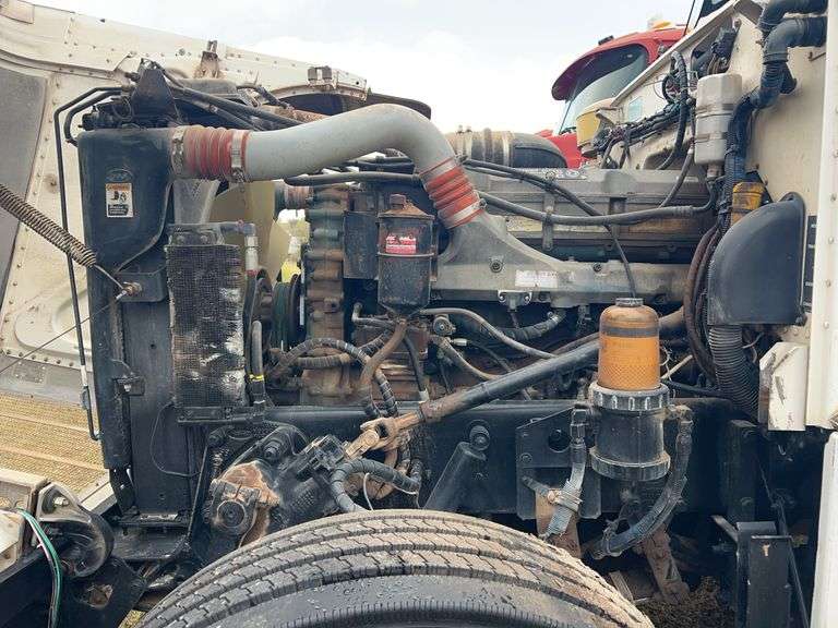 2002 Peterbilt Winch Truck 379 showing 6,294mi, hrs unkown- runs