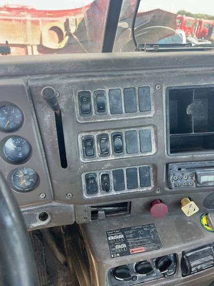 2007 Mack CHN613 showing 57,568 mi, 15,558 hrs - runs