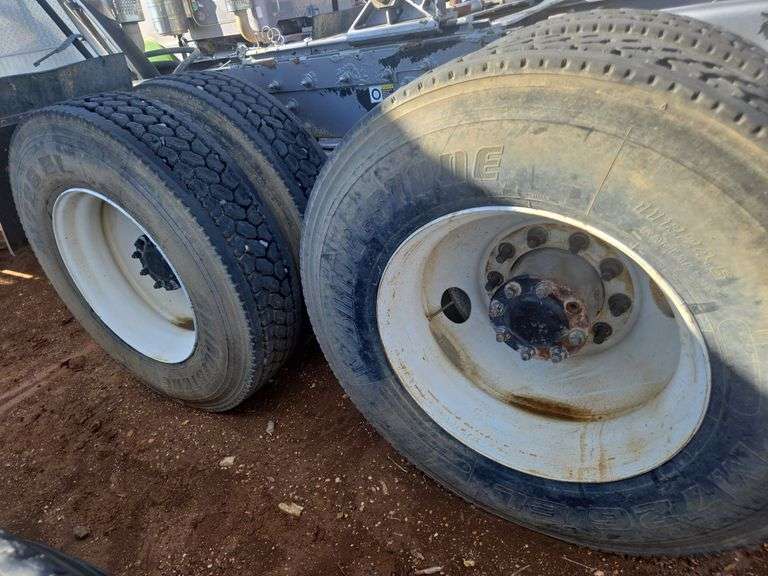 2014 Peterbilt miles & hrs unknown - doesn't run