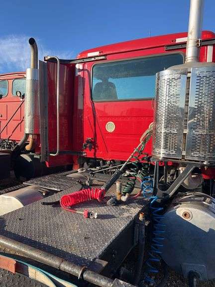 2011 Mack CHU613 showing 558,544 mi, 16,894 hrs- runs