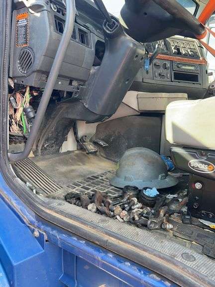 2010 Volvo VN showing 175,079 mi, hrs unknown - doesn't run