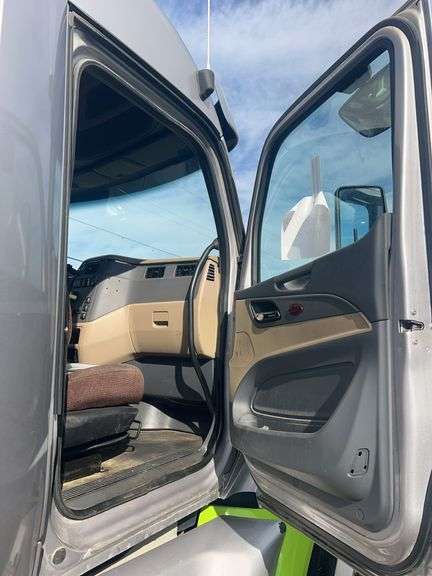 2015 Peterbilt 579 507,402 mi, hrs unknown- doesn't run
