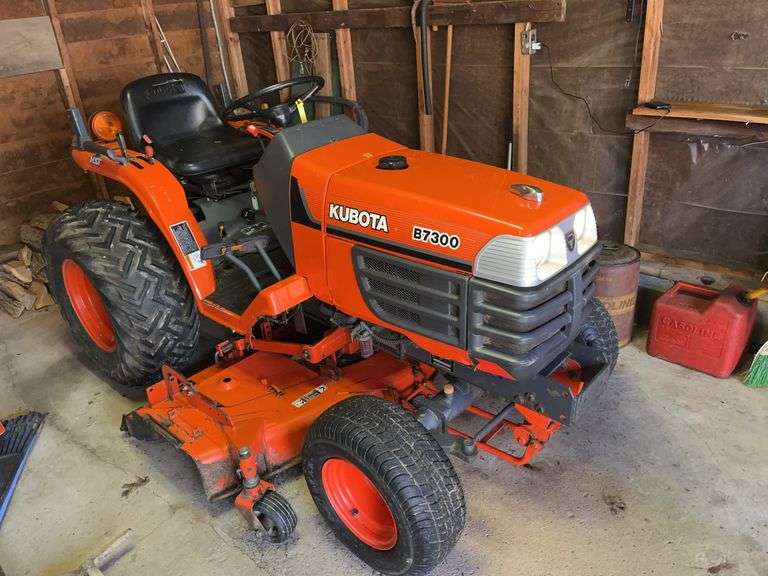 Kubota B7300 HST 4WD Tractor with mower deck