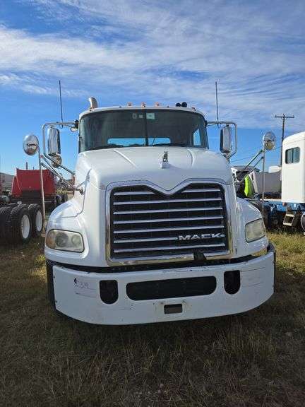 2013 Mack CXU613 showing 376,107 mi, 8,830 hrs - doesn’t run