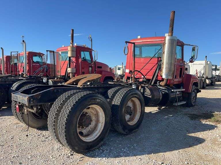 2008 Mack CHU613 showing 43,154 mi, 8,316 hrs- doesn't run