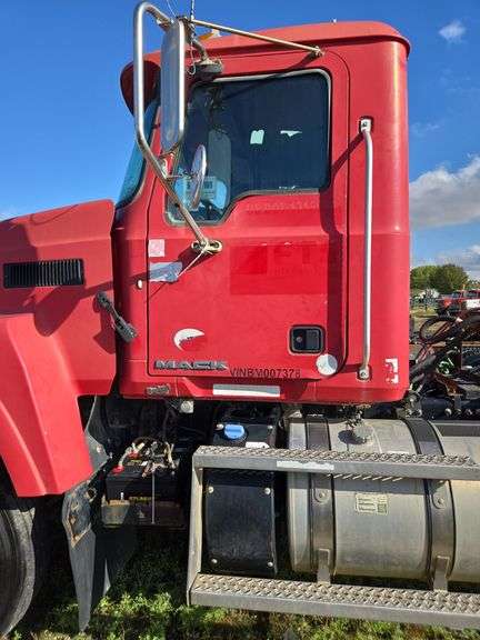2011 Mack CHU613 showing 39,348 mi, 16,109 hrs- runs