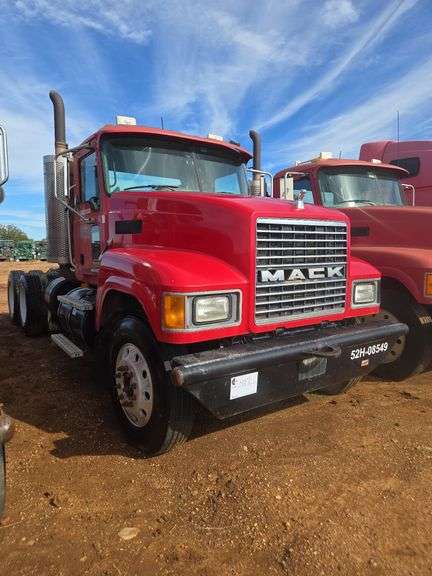 2008 Mack CHU613 showing 52,438 mi, 10,237 hrs - runs
