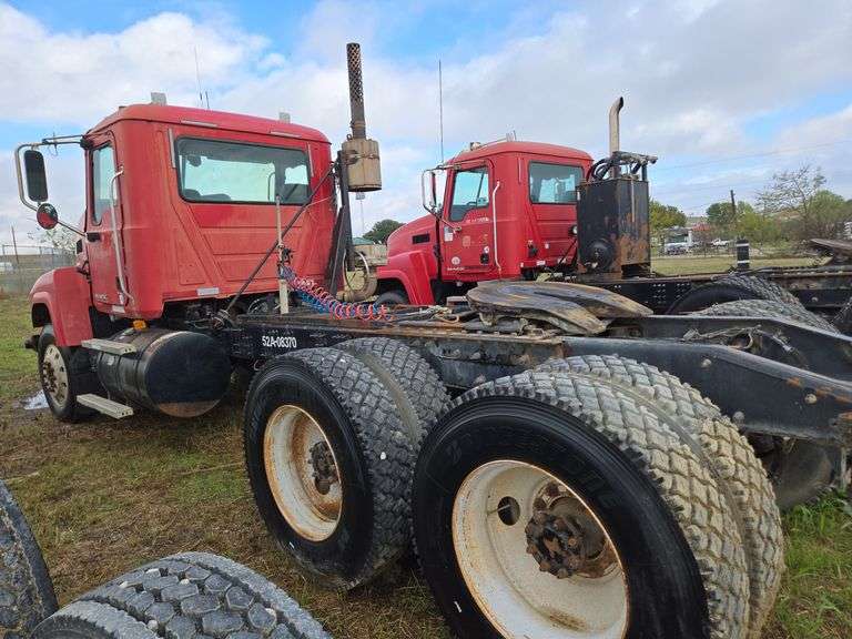 2008 Mack CHU613 showing 41,791 mi, 7,598 mi- doesn't run