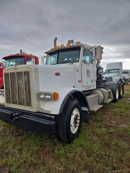 2002 Peterbilt Winch Truck 379 showing 6,294mi, hrs unkown- runs