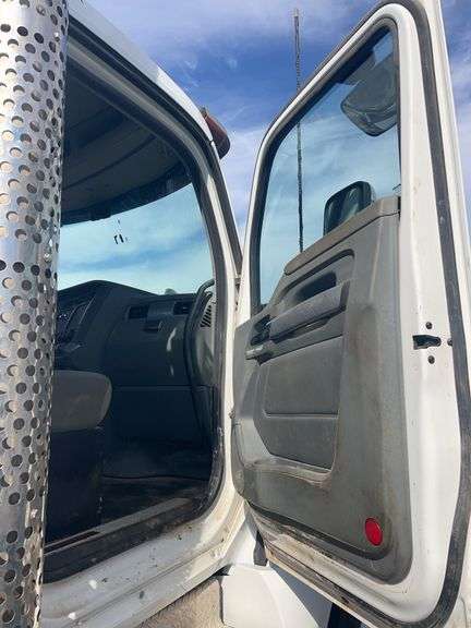 2018 Kenworth T880 showing 26,719 mi, hrs unknown - doesn't run