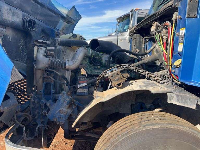 2010 Volvo VN showing 175,079 mi, hrs unknown - doesn't run