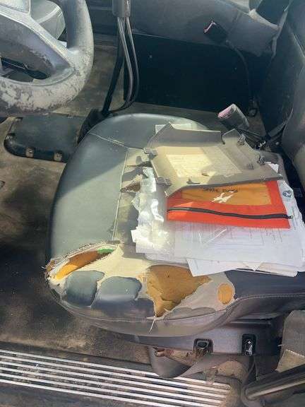 2015 Peterbilt 567 showing 31,476 mi, 7,804 hrs - runs