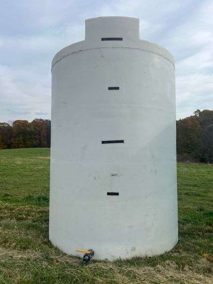 7,000 GALLON POLY TANK