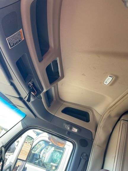 2015 Peterbilt 579 showing 453,390 mi, 22,671 hrs - runs