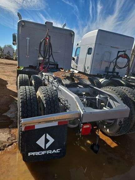 2014 Peterbilt 388 showing 425,273 mi, hrs unknown - doesn't run