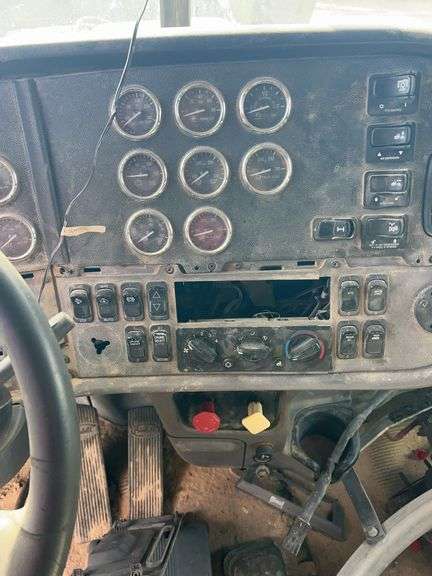 2014 Peterbilt 388 showing 425,273 mi, hrs unknown - doesn't run