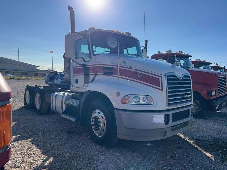 2014 Mack CXU613 showing 501,255 mi, hrs unknown- runs