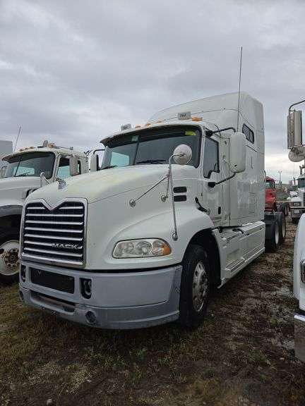 2014 Mack CXU613 showing 573,964 mi, 13,880 hrs - runs