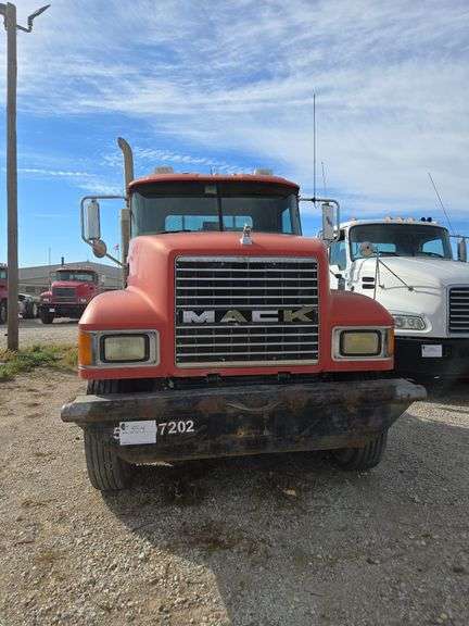 2007 Mack CHN613 showing 89,052 mi, hrs unknown- runs