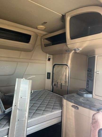 2015 Peterbilt 579 showing 465,411 mi, 24,008 hrs- runs