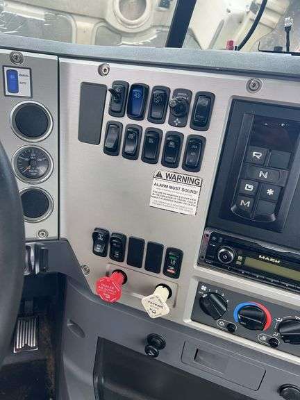 2013 Mack CXU613 showing 359,326 mi, 8,691 hrs - runs