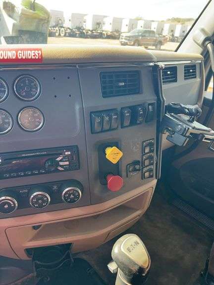 2015 Peterbilt 579 showing 416,100 mi, 22,250 hrs - runs