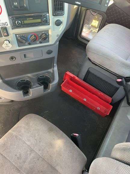 2013 Mack CXU613 showing 402,711 mi, 8,428 hrs- doesn't run