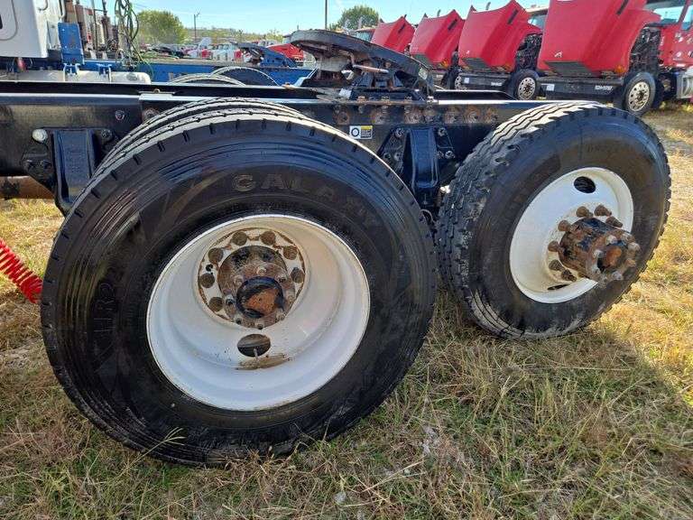 2015 Peterbilt 567 showing 31,476 mi, 7,804 hrs - runs