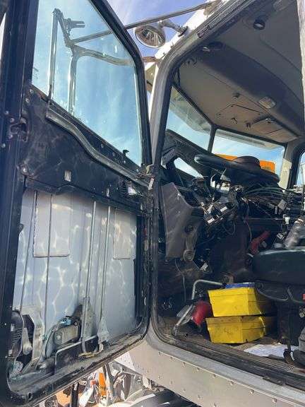 2014 Peterbilt miles & hrs unknown - doesn't run