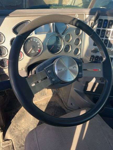 2011 Mack CHU613 showing 558,544 mi, 16,894 hrs- runs