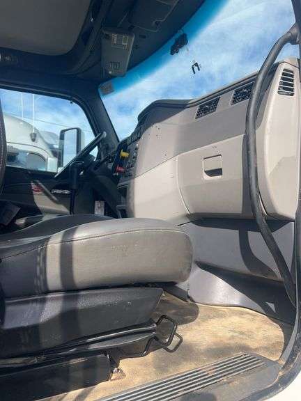 2014 Peterbilt 567 showing 44,798 mi, 5,118 hrs- runs